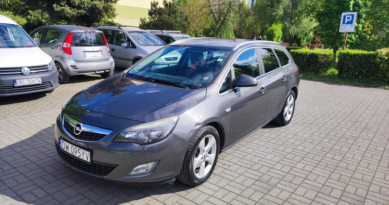 Opel Astra cena 26500 przebieg: 180800, rok produkcji 2012 z Wrocław małe 137